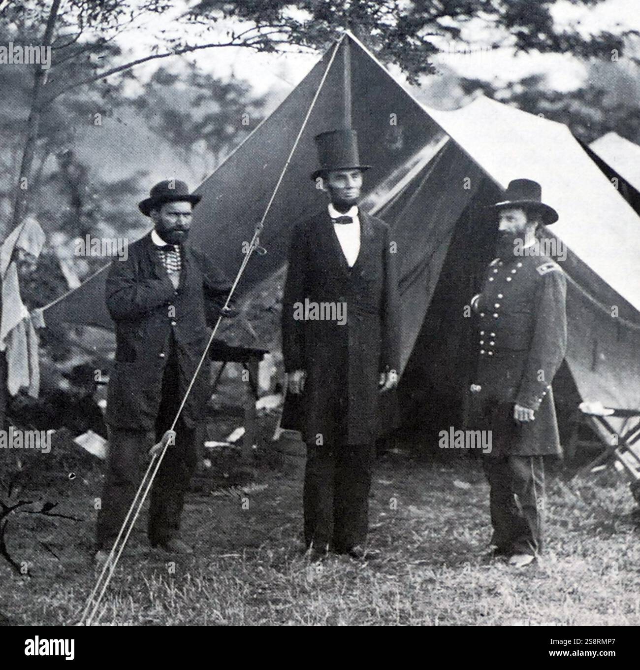 De gauche à droite : Photo d'Allan Pinkerton (1819-1884) Le président Abraham Lincoln (1809-1865) et John Alexander McClernand (1812-1900) au cours de la bataille d'Antietam. En date du 19e siècle Banque D'Images