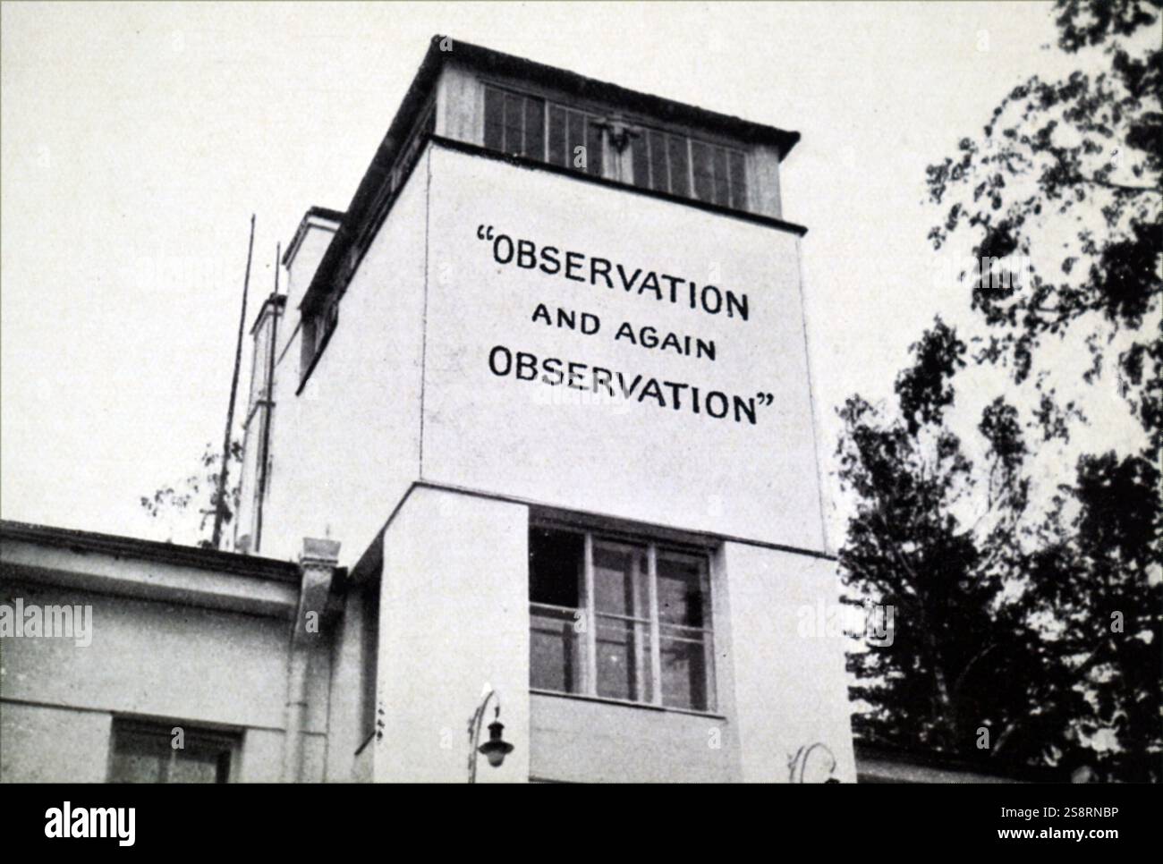 Photo de la partie supérieure de la construction de laboratoire dans Koltushy, avec la devise 'Pavlov et Observation Observation de nouveau'. Ivan Pavlov (1849-1936) un physiologiste russe surtout connu pour son travail dans le conditionnement classique. En date du 20e siècle Banque D'Images