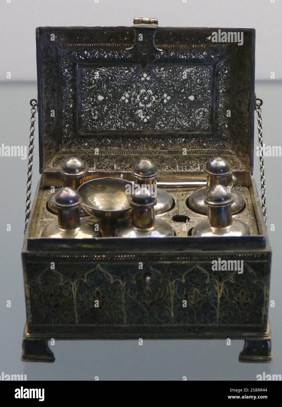Boîte cosmétique en filigrane argent. Inde, XVIIIe siècle. La boîte proviendrait des appartements du palais de Tipu Sultan à Mysore, pillés après la bataille de Seringapatum en 1799. Banque D'Images