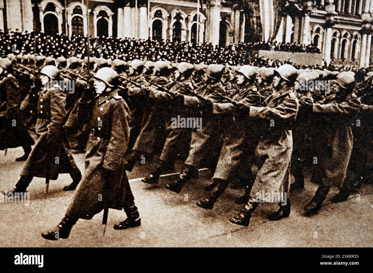 Défilé de l'Armée rouge à Moscou, 1939. L'Armée rouge ouvrière et paysanne, souvent abrégée en Armée rouge, était l'armée et la force aérienne de la République socialiste fédérative soviétique de Russie et, après 1922, de l'Union des Républiques socialistes soviétiques Banque D'Images