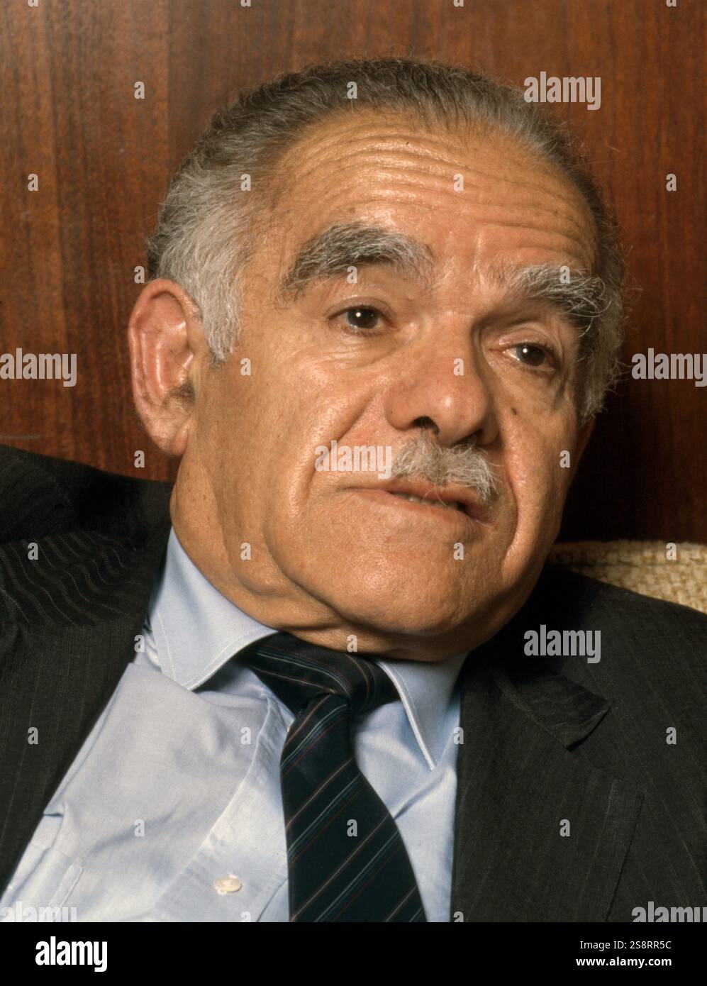 Yitzhak Shamir (1915 – 2012) ; homme politique israélien et septième premier ministre d'Israël, servant deux mandats, 1983–1984 et 1986–1992. Avant la création de l'État d'Israël, Shamir était un dirigeant du groupe militant sioniste Léhi. Après la création de l'État israélien, il a servi au Mossad entre 1955 et 1965 et en tant que membre de la Knesset. Il est le sixième président de la Knesset et ministre des Affaires étrangères Banque D'Images