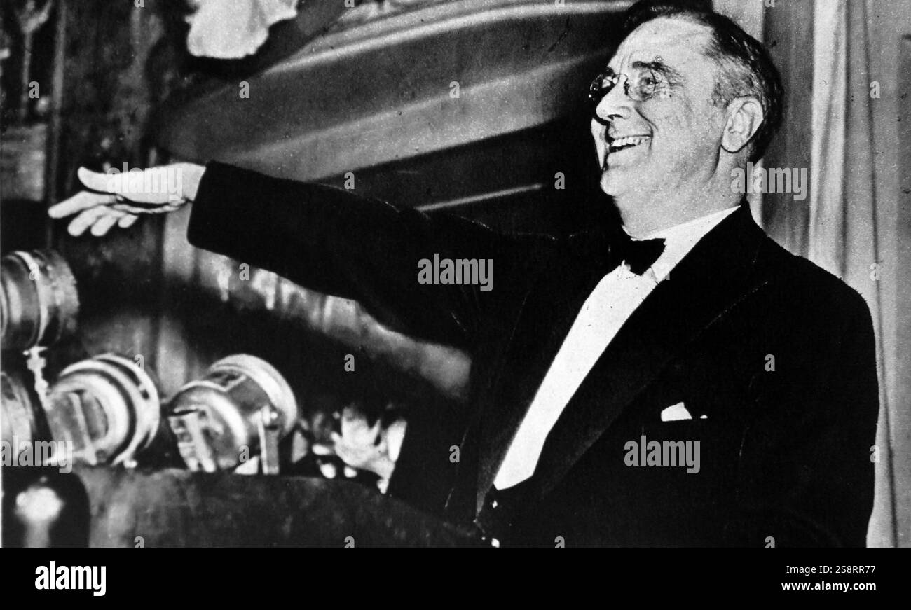 Franklin Delano Roosevelt (30 janvier 1882 – 12 avril 1945), souvent désigné par ses initiales FDR, était un homme politique et avocat américain qui a servi comme le 32e président des États-Unis de 1933 jusqu'à sa mort en 1945. En tant que membre du Parti démocrate, il remporte un record de quatre élections présidentielles et devient une figure centrale des événements mondiaux durant la première moitié du XXe siècle Banque D'Images