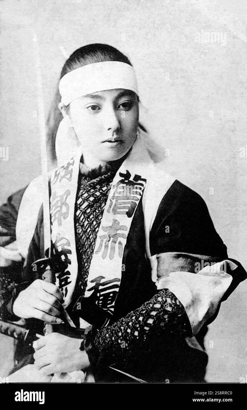 Onna-bugeisha, femme guerrière appartenant à la noblesse japonaise. Ces femmes se sont engagées dans la bataille aux côtés des hommes samouraïs principalement en cas de besoin. Ils étaient membres de la classe Bushi (samouraï) dans le Japon féodal et ont été formés à l'utilisation d'armes pour protéger leur ménage, leur famille et leur honneur en temps de guerre, c1875 Banque D'Images