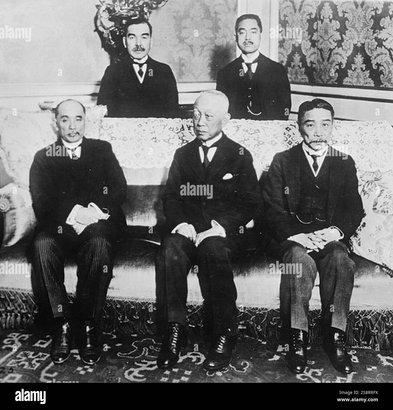 Délégués japonais à la Conférence de paix de Paris en 1919. Debout (de gauche à droite) - Hikokichi Ijuin, ambassadeur du Japon en Italie ; et Keishiro Matsui, ambassadeur du Japon en France ; assis (de gauche à droite) - Baron Nobuaki Makino, ancien ministre des Affaires étrangères ; marquis Kinmochi Saionji, ancien premier ministre ; et vicomte Sutemi Chinda, ambassadeur en Grande-Bretagne Banque D'Images