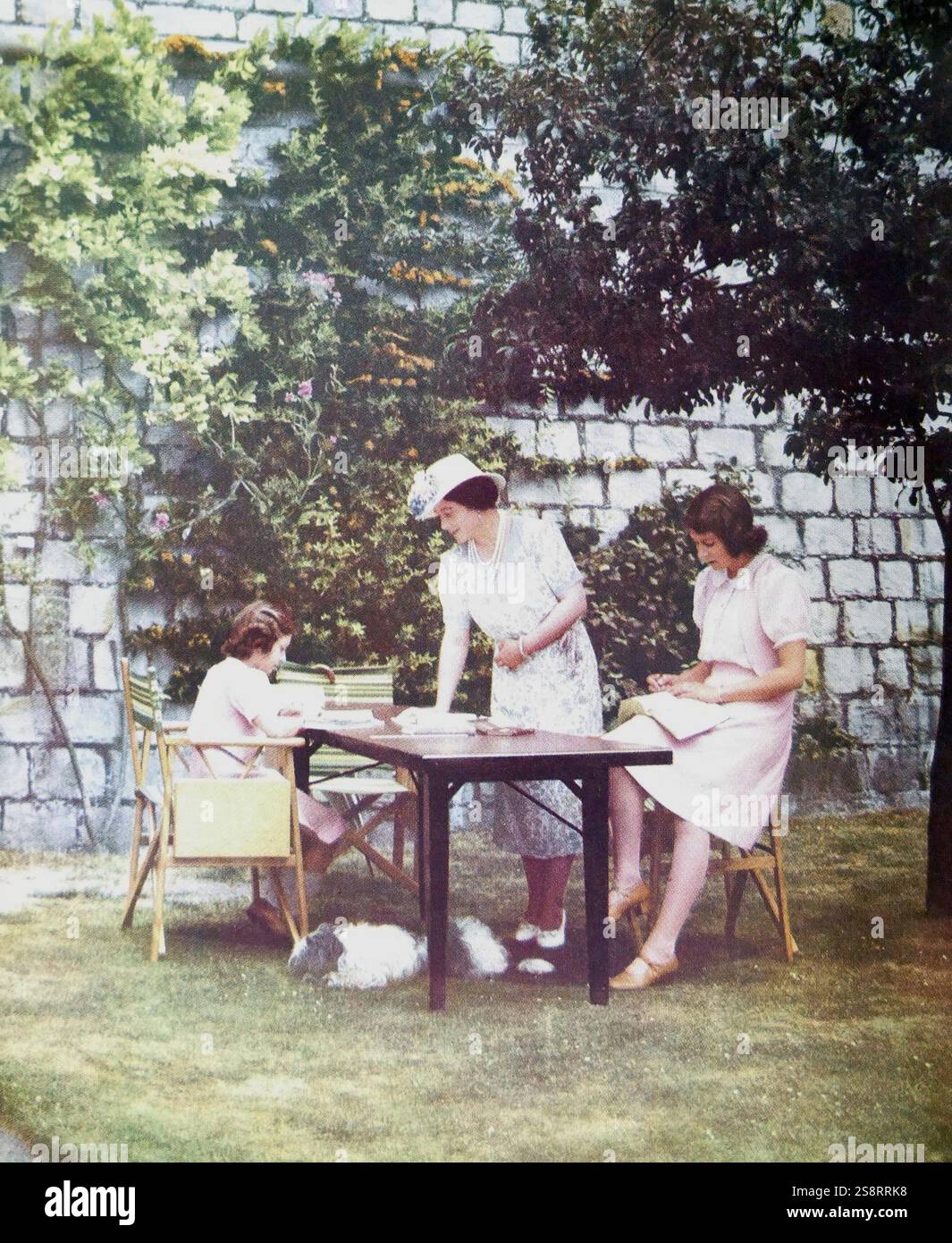Reine Elizabeth (consort du roi George VI d'Angleterre) avec ses filles Margaret (à gauche) et Elizabeth (plus tard Reine Elizabeth II) 1940 Banque D'Images