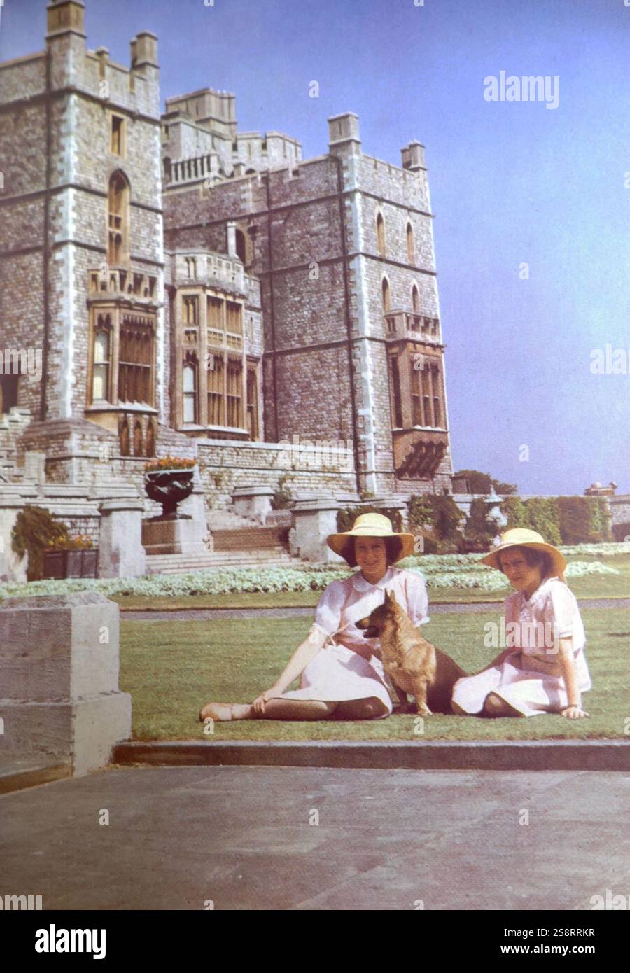 La princesse Margaret (à gauche) et la princesse Elizabeth (plus tard la reine Elizabeth II) 1940 Banque D'Images