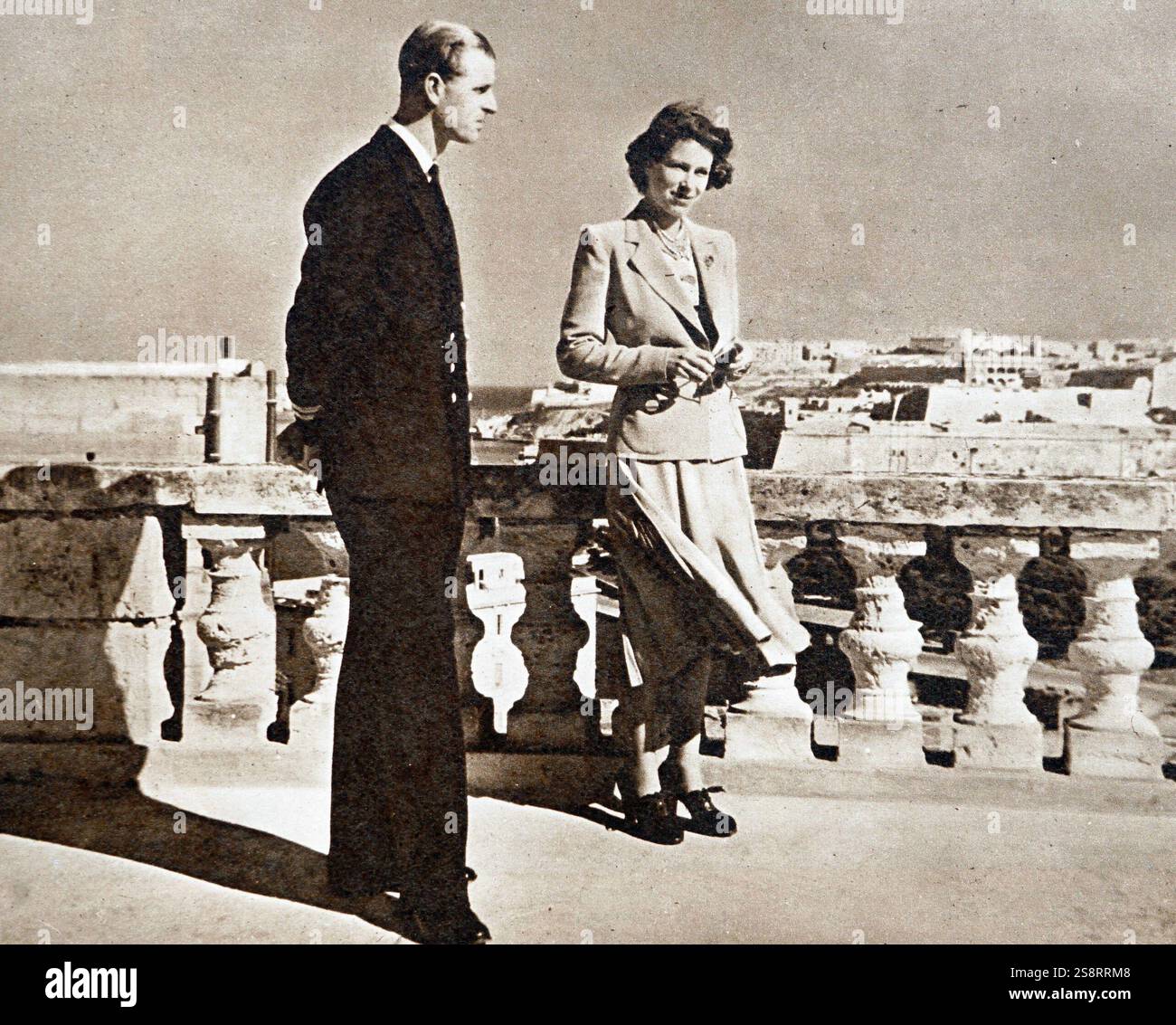 La princesse Elizabeth et le duc d'Édimbourg sur la terrasse de la Villa Guardamangia à Malte. Elizabeth II (Elizabeth Alexandra Mary ; née le 21 avril 1926) est la reine du Royaume-Uni et de 14 autres royaumes du Commonwealth. Le prince Philip, duc d'Édimbourg (né Prince Philippe de Grèce et de Danemark, plus tard Philip Mountbatten ; 10 juin 1921 – 9 avril 2021), était le mari de la reine Elizabeth II Banque D'Images