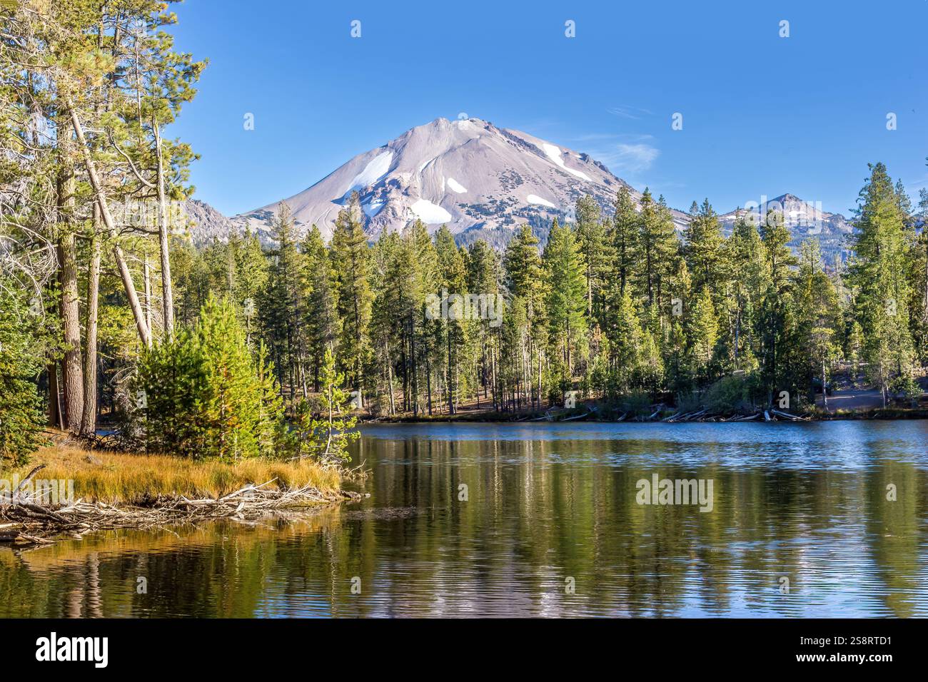 Un lac dans le parc national volcanique de Lassen, Californie Banque D'Images