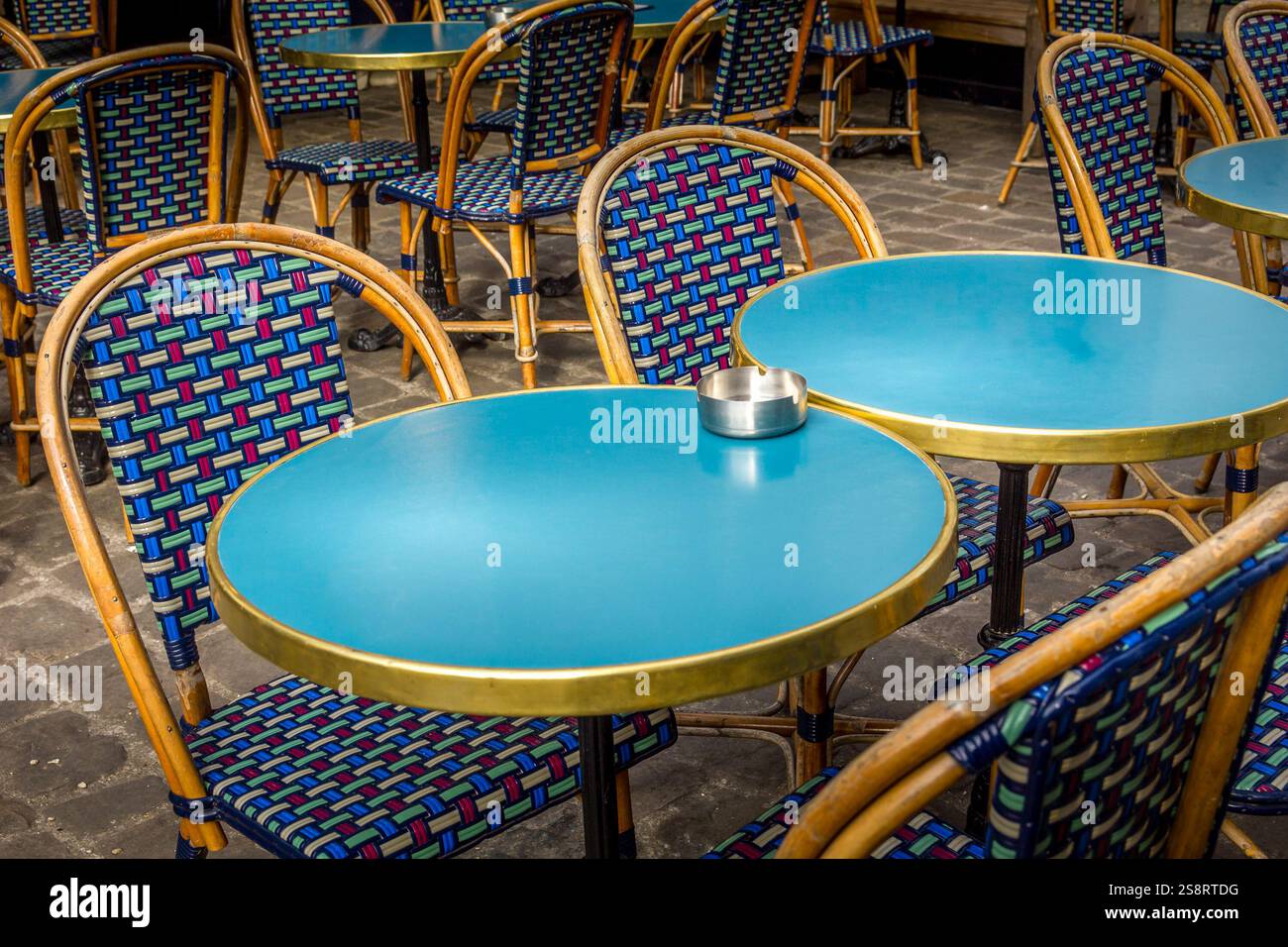 Table et chaises typiques dans les rues de Paris, France Banque D'Images