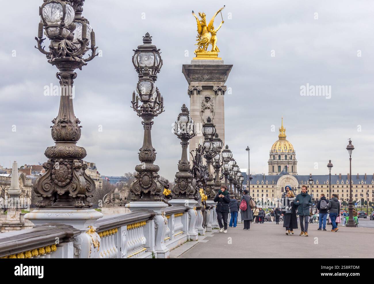 Paris, France - 5 mars 2023 : des gens marchent sur le pont Alexandre III. L'attraction traditionnelle est connue comme le pont le plus orné et le plus extravagant Banque D'Images