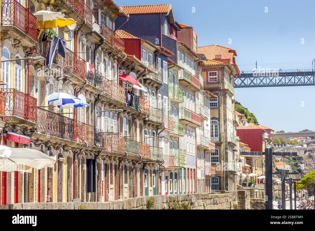 Bâtiments colorés dans le quartier de Ribeira, Porto, Portugal Banque D'Images