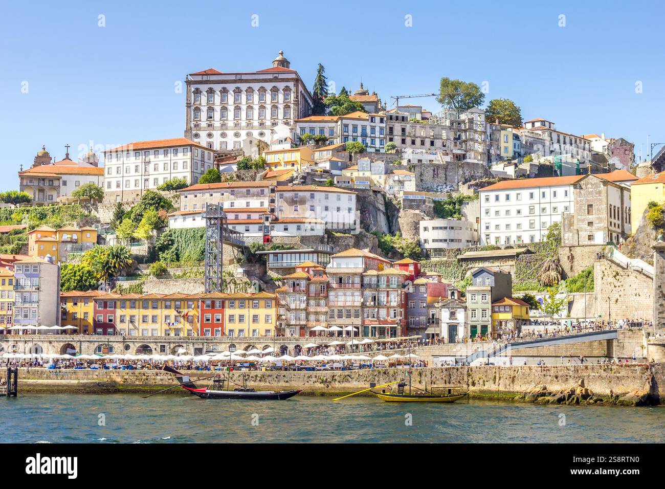 Vue sur Ribeira et le fleuve Douro à Porto, Portugal Banque D'Images