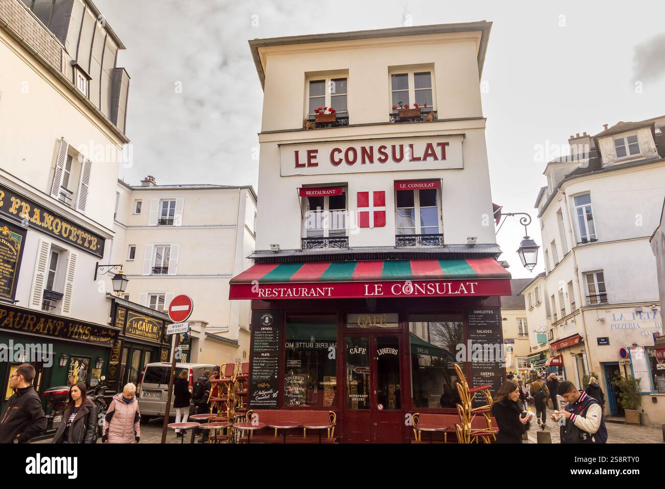 Paris, France - 6 mars 2023 : vue du Consulat à Montmartre. Le quartier traditionnel est célèbre pour ses cafés, ses restaurants et sa vie nocturne. Banque D'Images