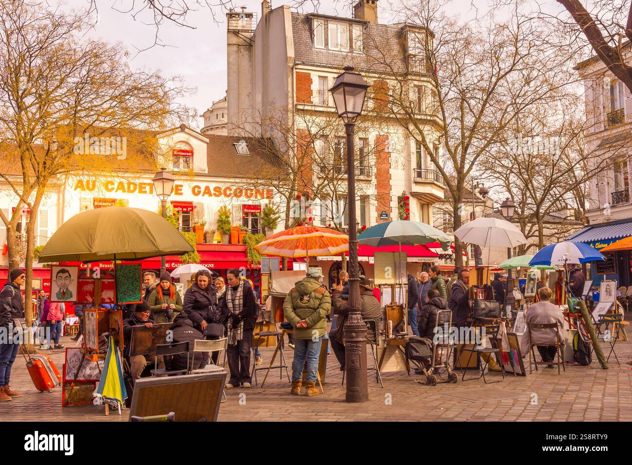 Paris, France - 6 mars 2023 : des gens marchent dans le quartier de Montmartre. Le quartier traditionnel est célèbre par ses artistes, cafés, restaurants et Banque D'Images