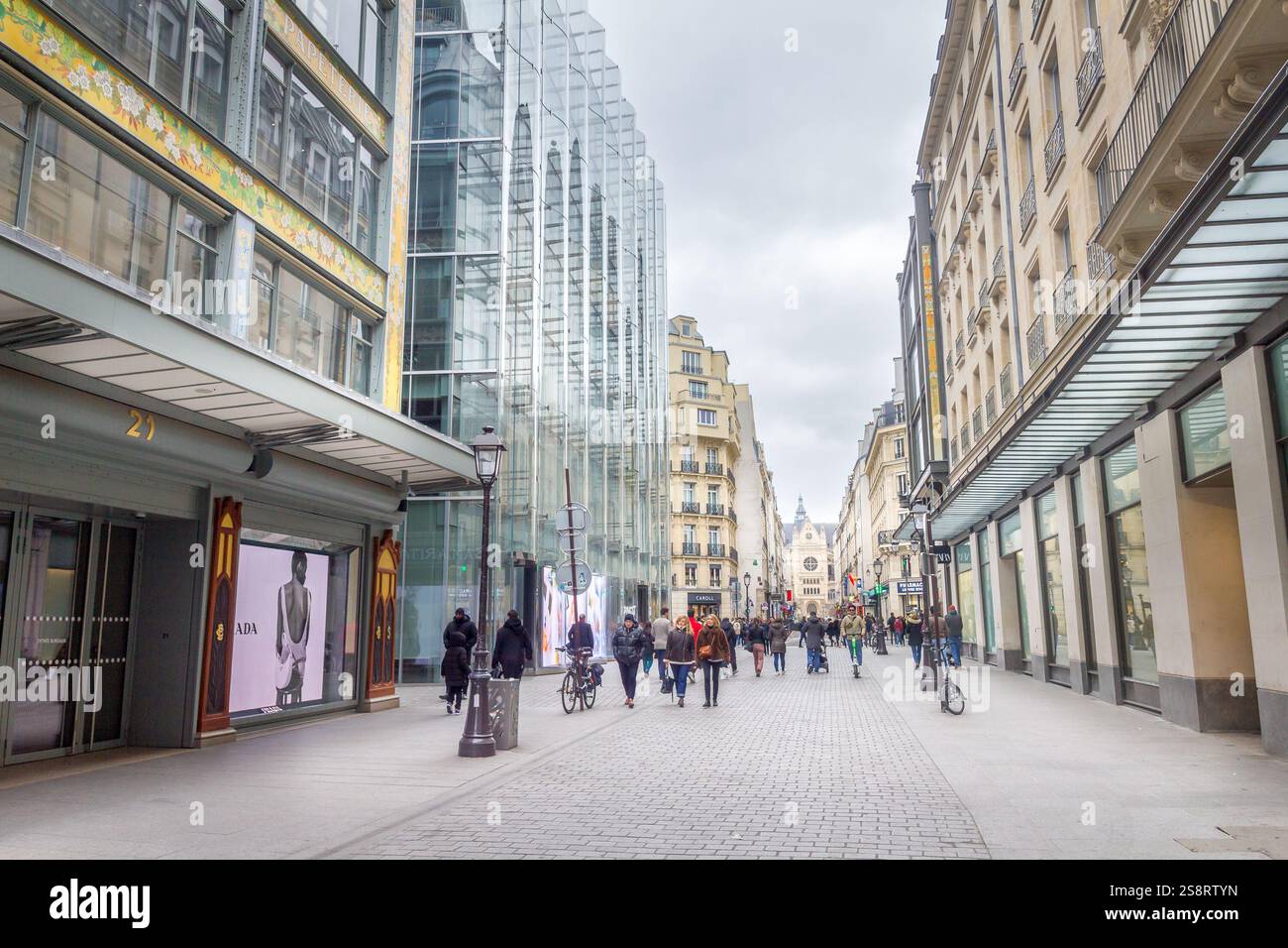 Paris, France - 6 mars 2023 : des gens marchent dans la rue de la monnaie, dans le 1er arrondissement de Paris. Aussi connu sous le nom de Louvre, l'arrondissement h Banque D'Images