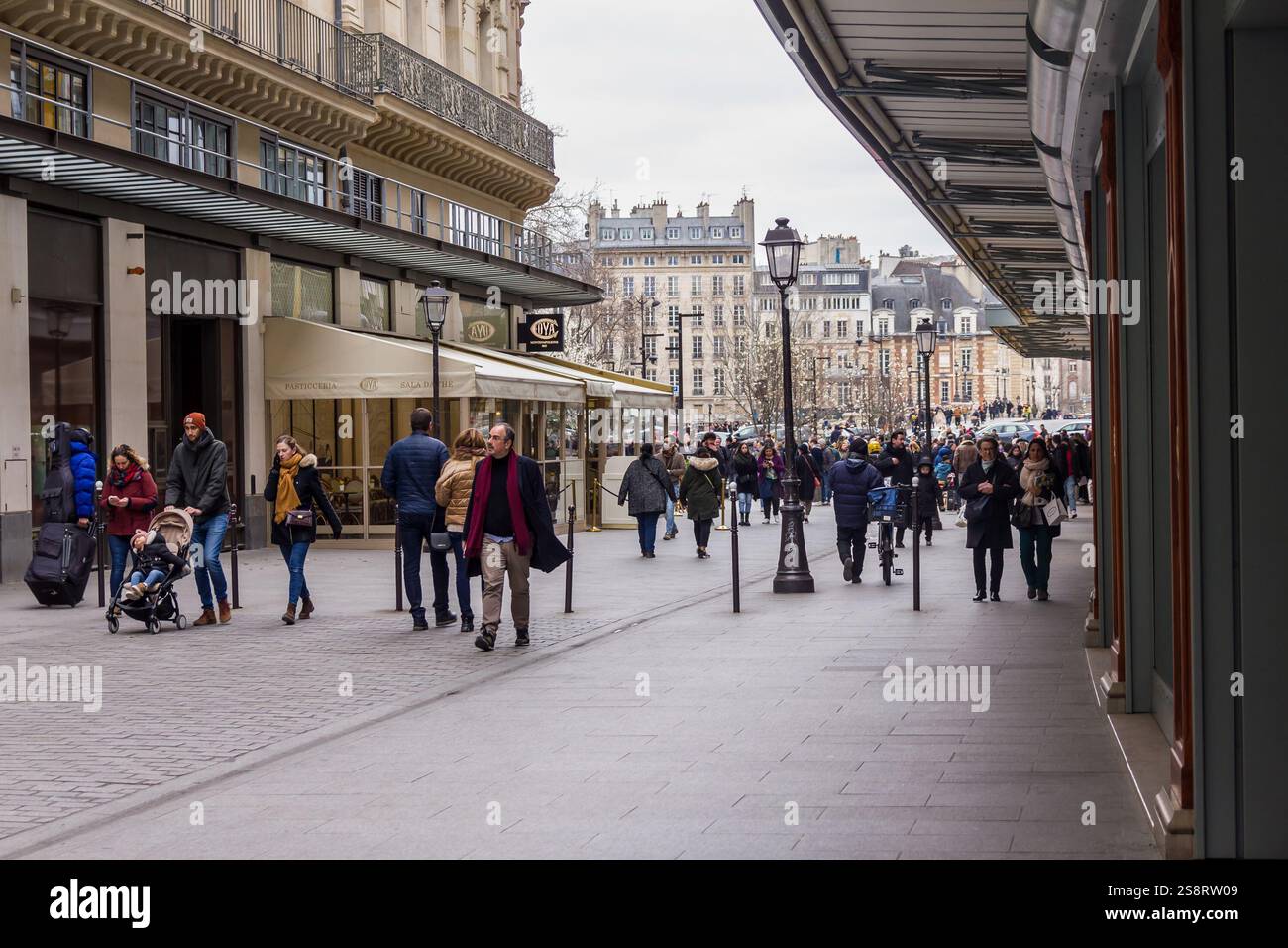 Paris, France - 6 mars 2023 : des gens marchent dans la rue de la monnaie, dans le 1er arrondissement de Paris. Aussi connu sous le nom de Louvre, l'arrondissement h Banque D'Images