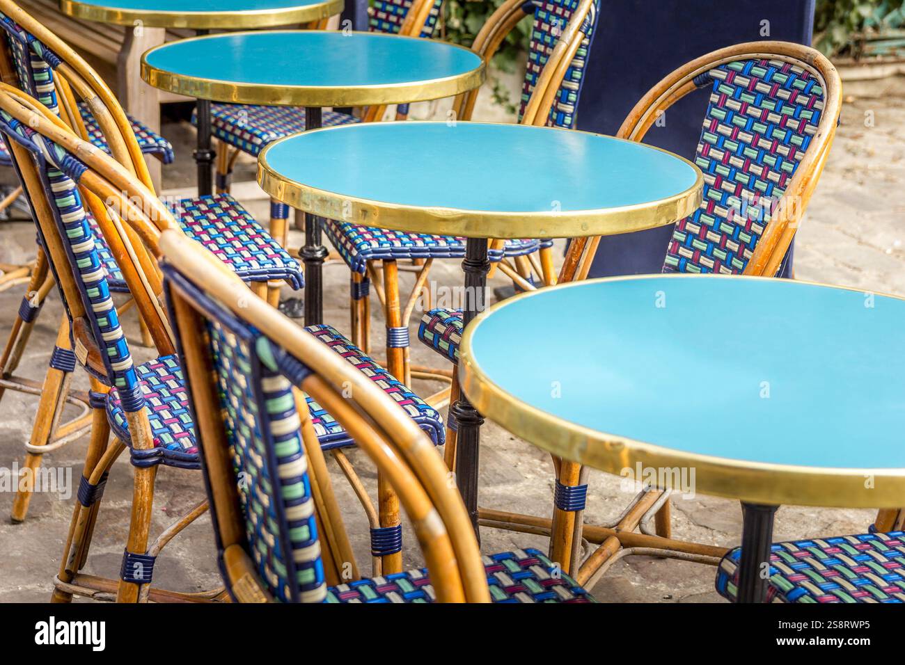 Table et chaises typiques dans les rues de Paris, France Banque D'Images