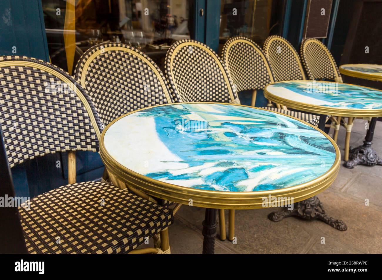 Table et chaises typiques dans les rues de Paris, France Banque D'Images
