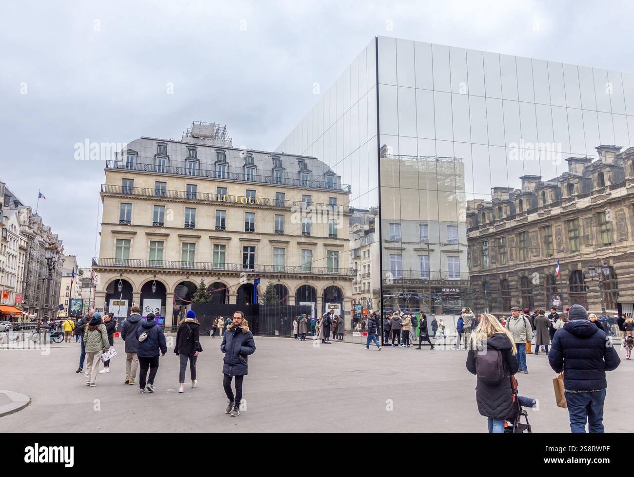 Paris, France - 4 mars 2023 : des gens marchent sur la place du Palais-Royal. La place est située dans le 1er arrondissement de Paris. Banque D'Images