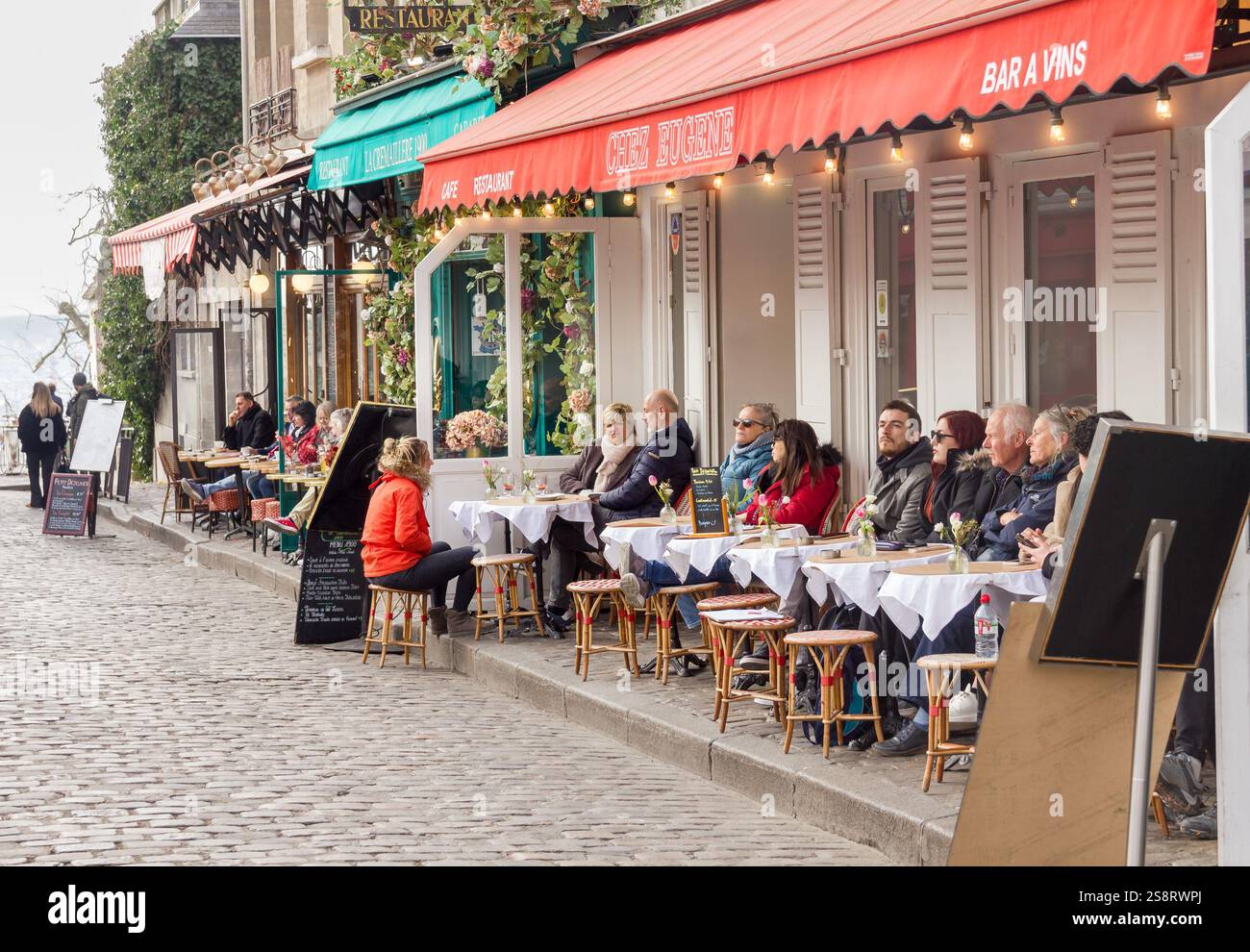 Paris, France - 6 mars 2023 : des gens marchent dans le quartier de Montmartre. Le quartier traditionnel est célèbre par ses artistes, cafés, restaurants et Banque D'Images