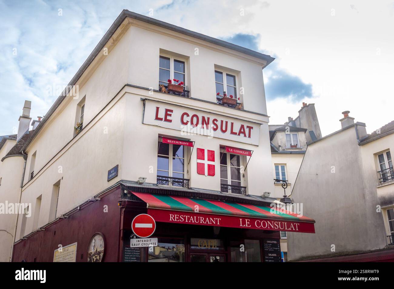 Paris, France - 6 mars 2023 : vue du Consulat à Montmartre. Le quartier traditionnel est célèbre pour ses cafés, ses restaurants et sa vie nocturne. Banque D'Images