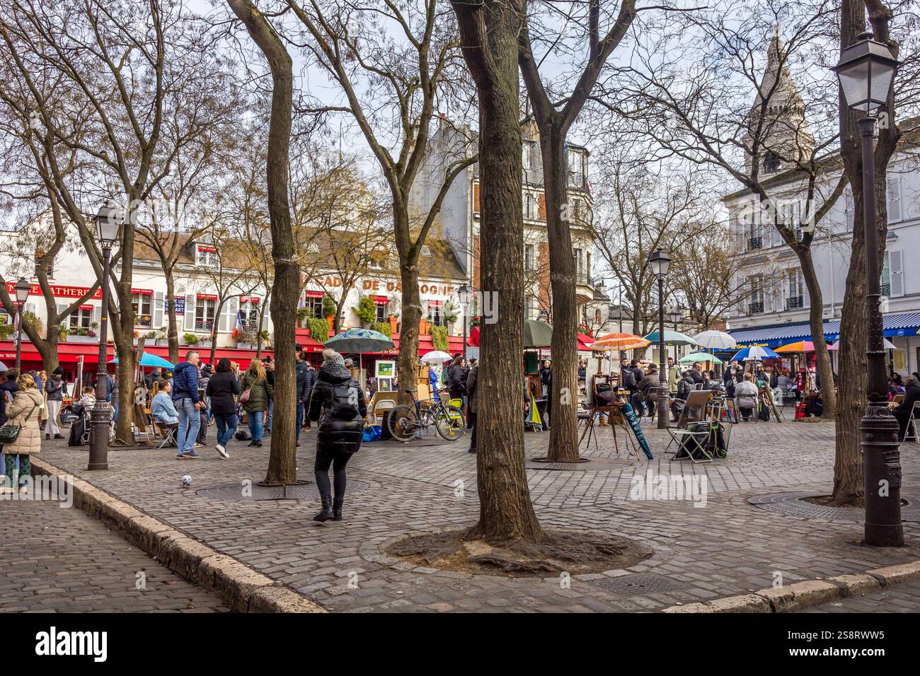 Paris, France - 6 mars 2023 : des gens marchent dans le quartier de Montmartre. Le quartier traditionnel est célèbre par ses artistes, cafés, restaurants et Banque D'Images