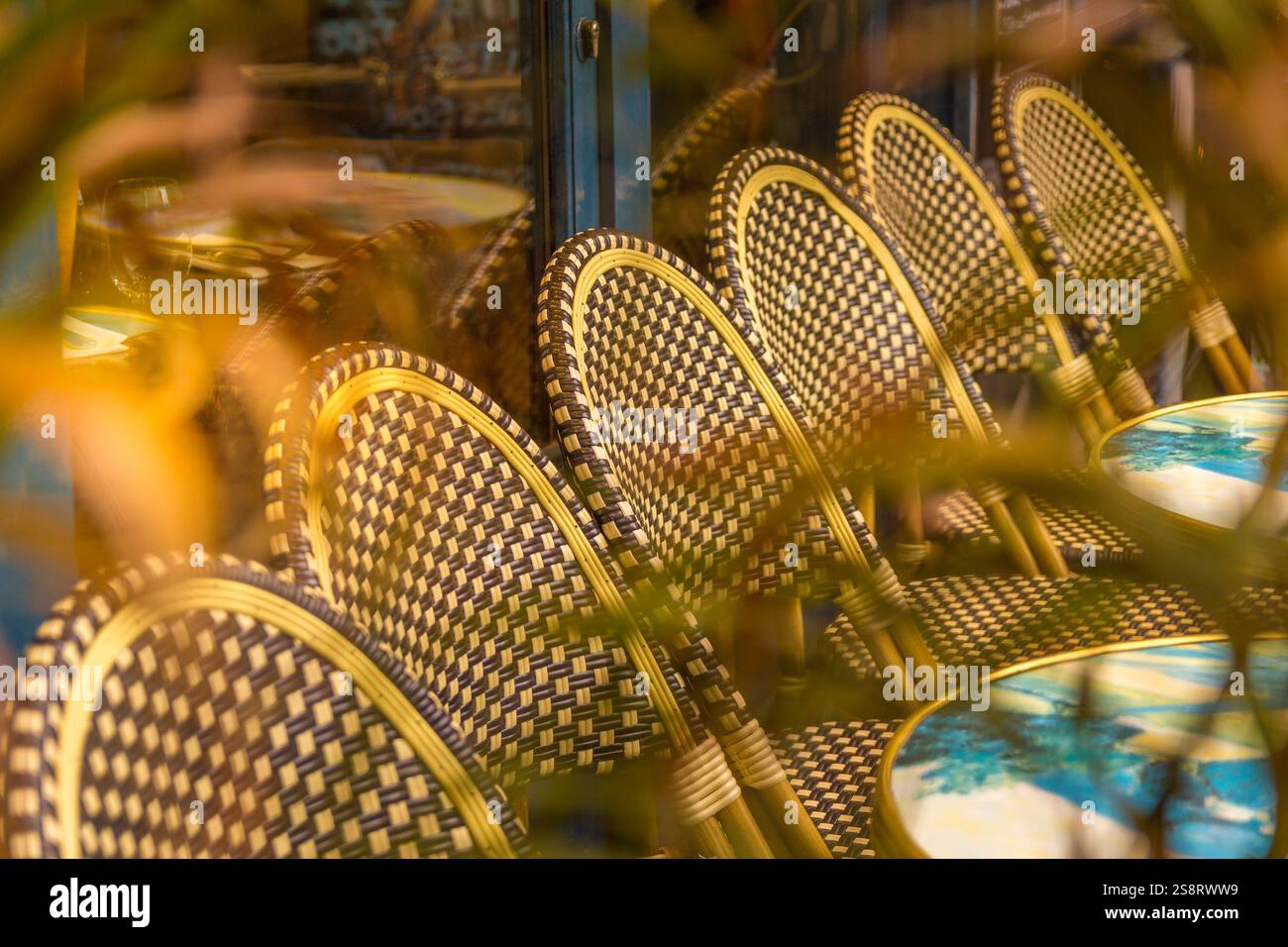 Table et chaises typiques dans les rues de Paris, France Banque D'Images