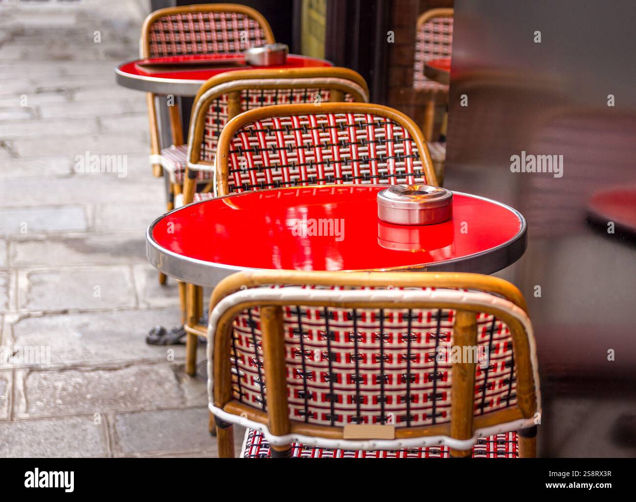 Table et chaises typiques dans les rues de Paris, France Banque D'Images