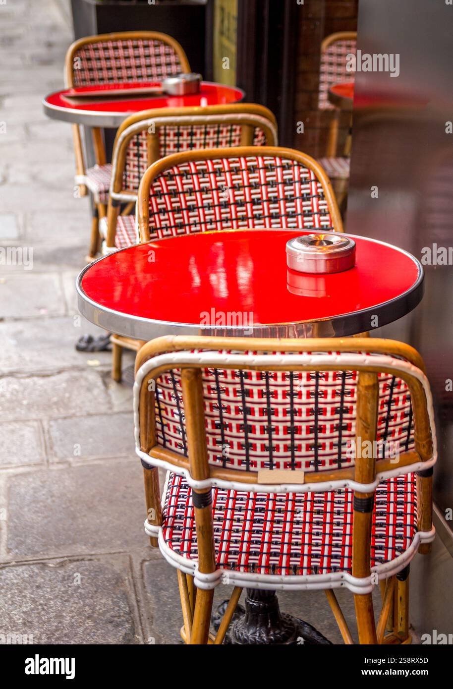 Table et chaises typiques dans les rues de Paris, France Banque D'Images
