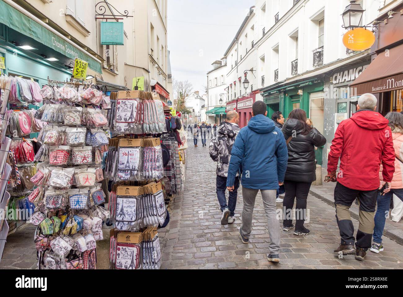 Paris, France - 6 mars 2023 : des gens marchent dans le quartier de Montmartre. Le quartier traditionnel est célèbre par ses artistes, cafés, restaurants et Banque D'Images