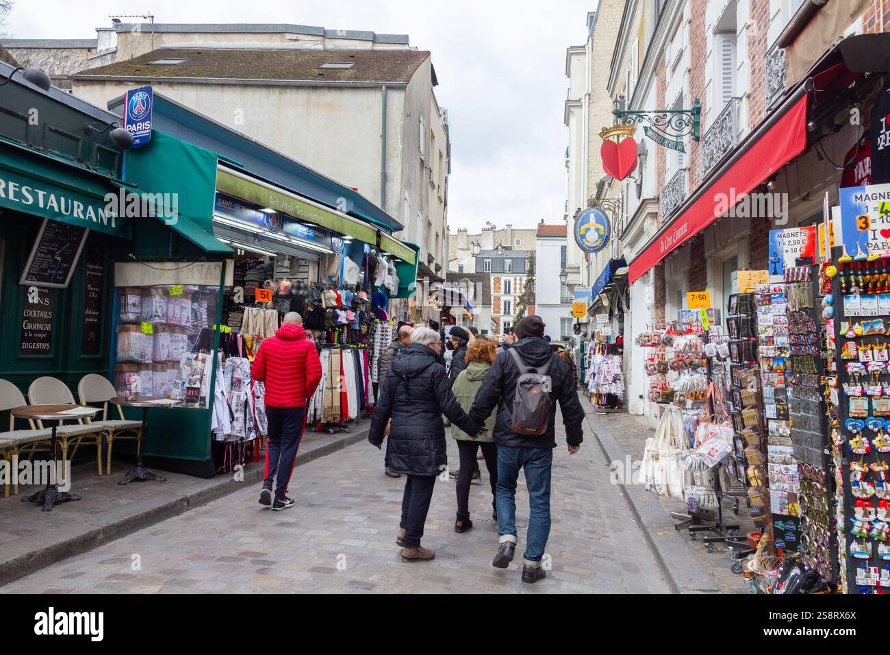 Paris, France - 6 mars 2023 : des gens marchent dans le quartier de Montmartre. Le quartier traditionnel est célèbre par ses artistes, cafés, restaurants et Banque D'Images