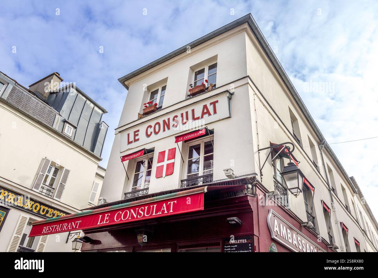 Paris, France - 6 mars 2023 : vue du Consulat à Montmartre. Le quartier traditionnel est célèbre pour ses cafés, ses restaurants et sa vie nocturne. Banque D'Images