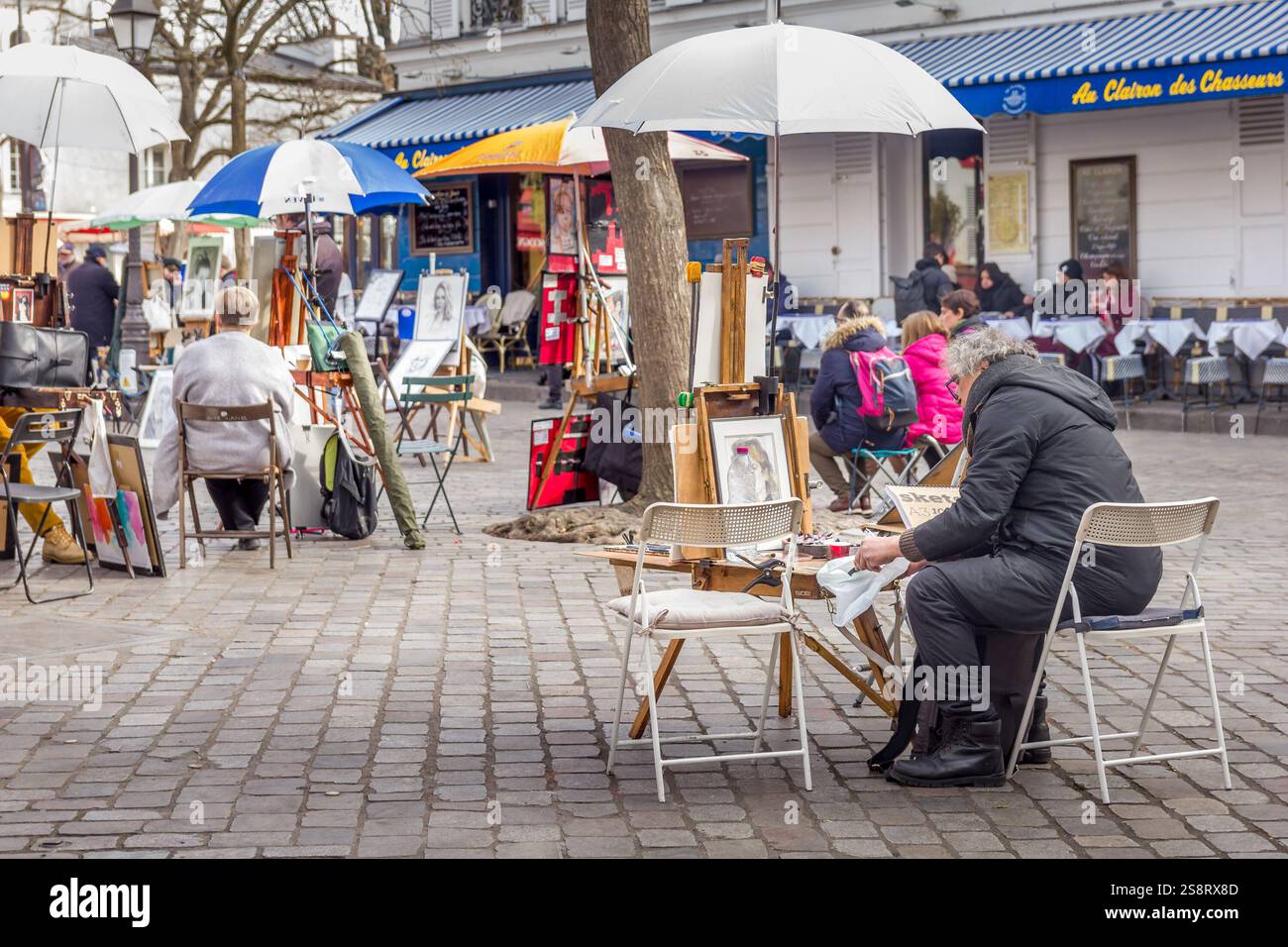 Paris, France - 6 mars 2023 : des gens marchent dans le quartier de Montmartre. Le quartier traditionnel est célèbre par ses artistes, cafés, restaurants et Banque D'Images