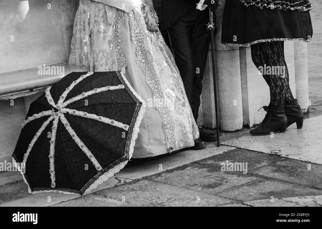Au Carnaval de Venise. Photo vieillie. Noir et blanc. Banque D'Images