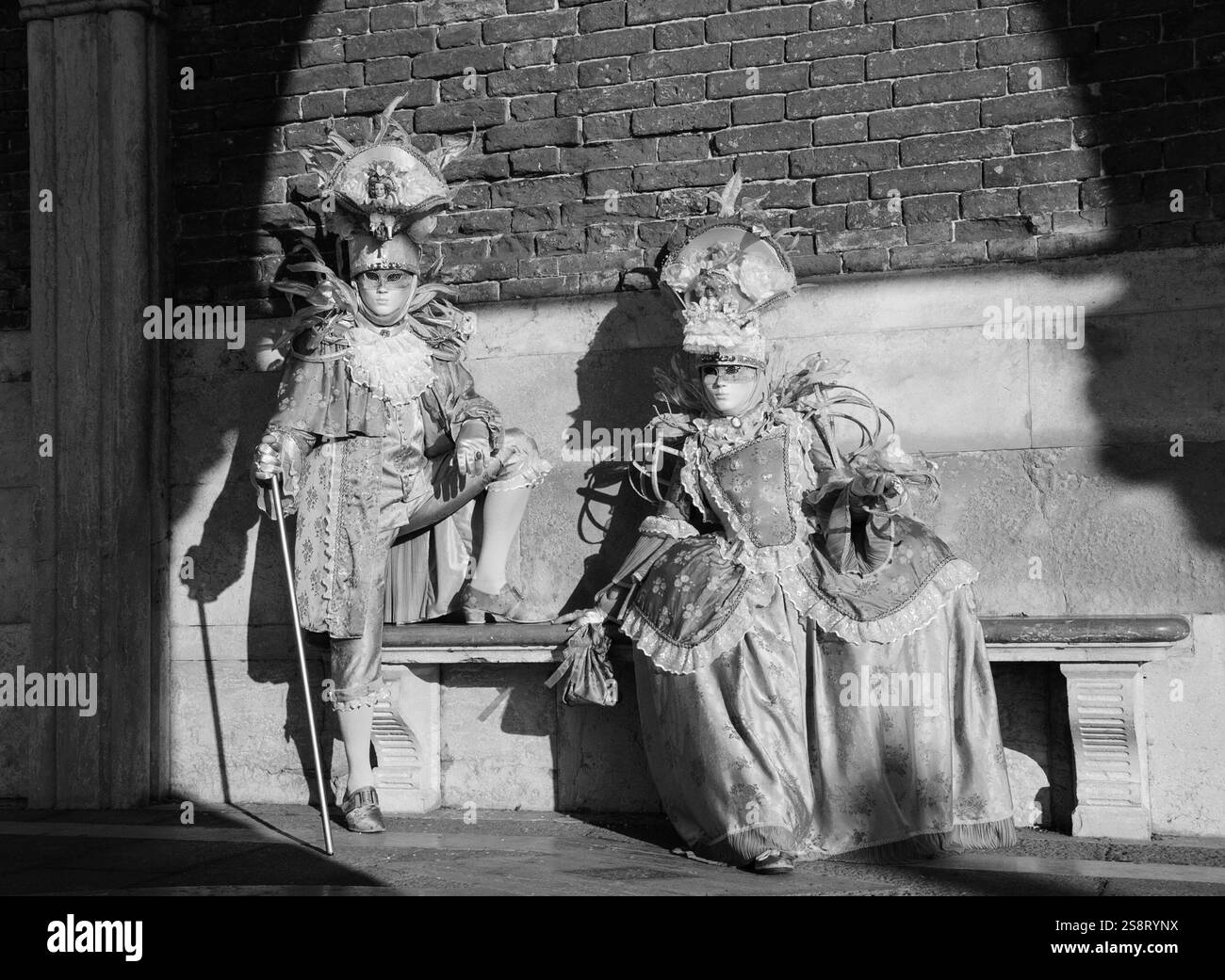 VENISE, ITALIE - 16 FÉVRIER 2015 : deux masques au soleil près du Palais des Doges sur la place Saint-Marc pendant le carnaval traditionnel. Le Carnaval de Venise est Banque D'Images