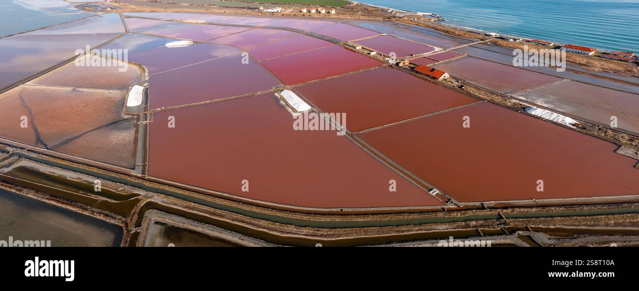 Vue aérienne des étangs d'évaporation de sel près de Burgas, Bulgarie Banque D'Images