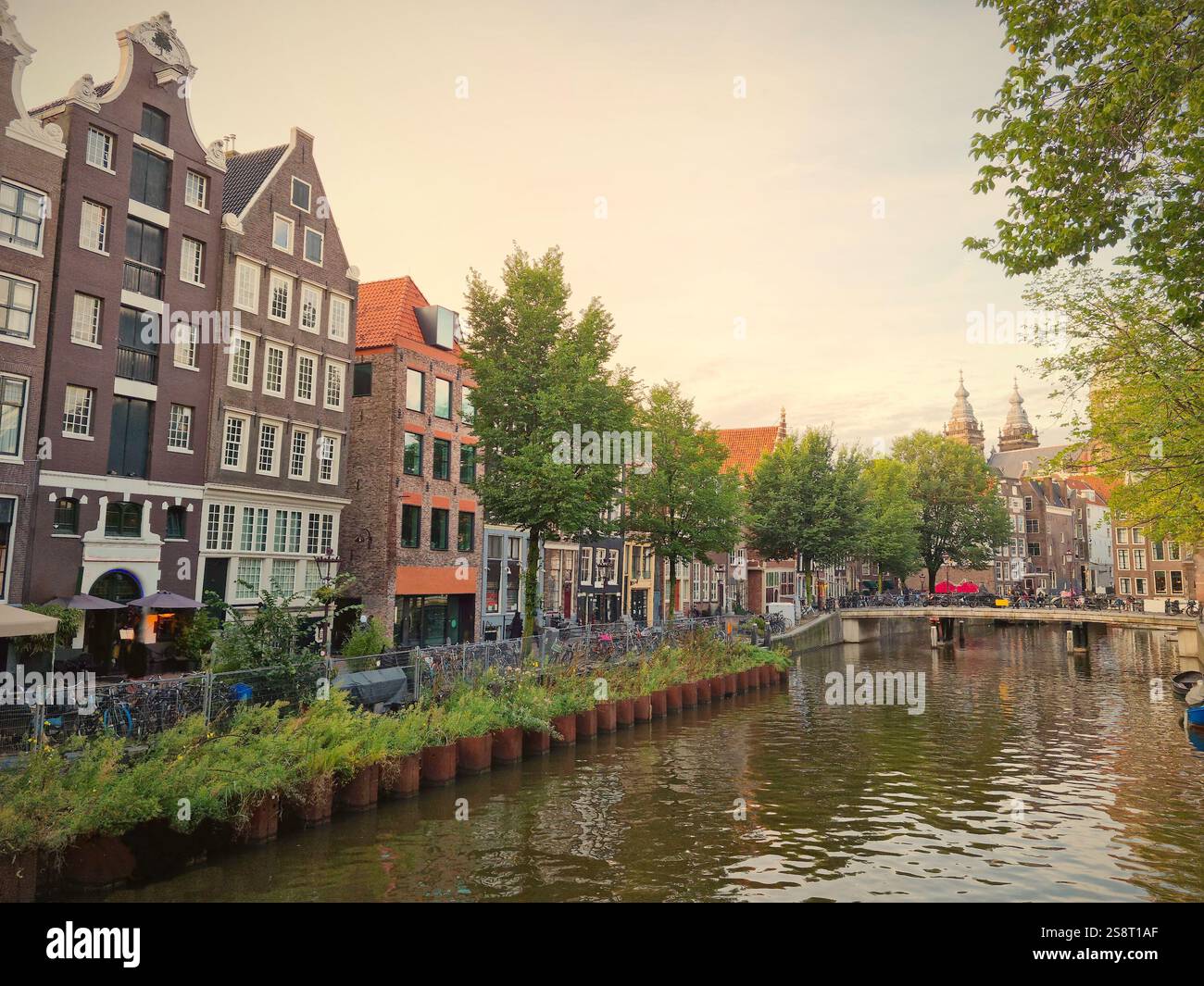 Vue sur la rue Oudezijds Voorburgwal dans le quartier rouge, Amsterdam Banque D'Images