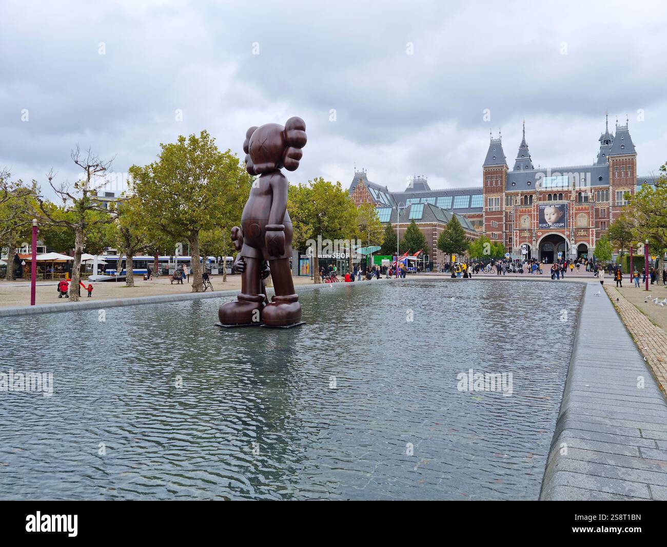 Amsterdam, pays-Bas - 02 octobre, 2021 : les gens marchent sur la place du Musée à partir du Rijksmuseum. Le musée est dans le sud d'Amsterdam, c Banque D'Images