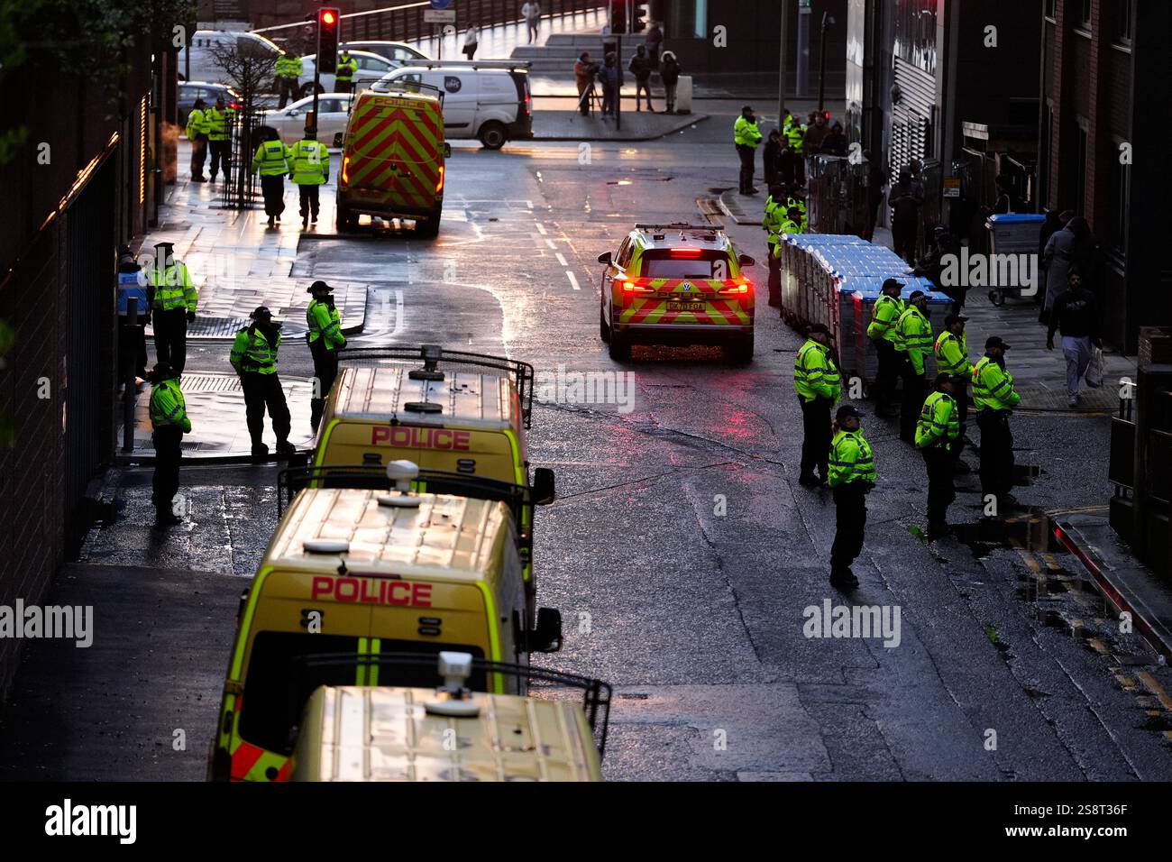 Des policiers bordent les rues à l'extérieur de la Cour d'État de Liverpool avant le départ d'Axel Rudakubana, où il est condamné après avoir admis le meurtre de trois filles lors d'un cours de danse à Southport. Le jeune homme de 18 ans a plaidé coupable aux 16 infractions auxquelles il a été confronté le premier jour de son procès à la Cour de la Couronne de Liverpool lundi. Alice da Silva Aguiar, neuf ans, Bebe King, six ans, et Elsie Dot Stancombe, sept ans, sont décédées à la suite de l'attaque lors de la classe Taylor Swift dans le Hart Space sur un petit parc d'affaires de la ville balnéaire peu avant midi le 29 juillet. Date de la photo : jeudi 2 janvier Banque D'Images