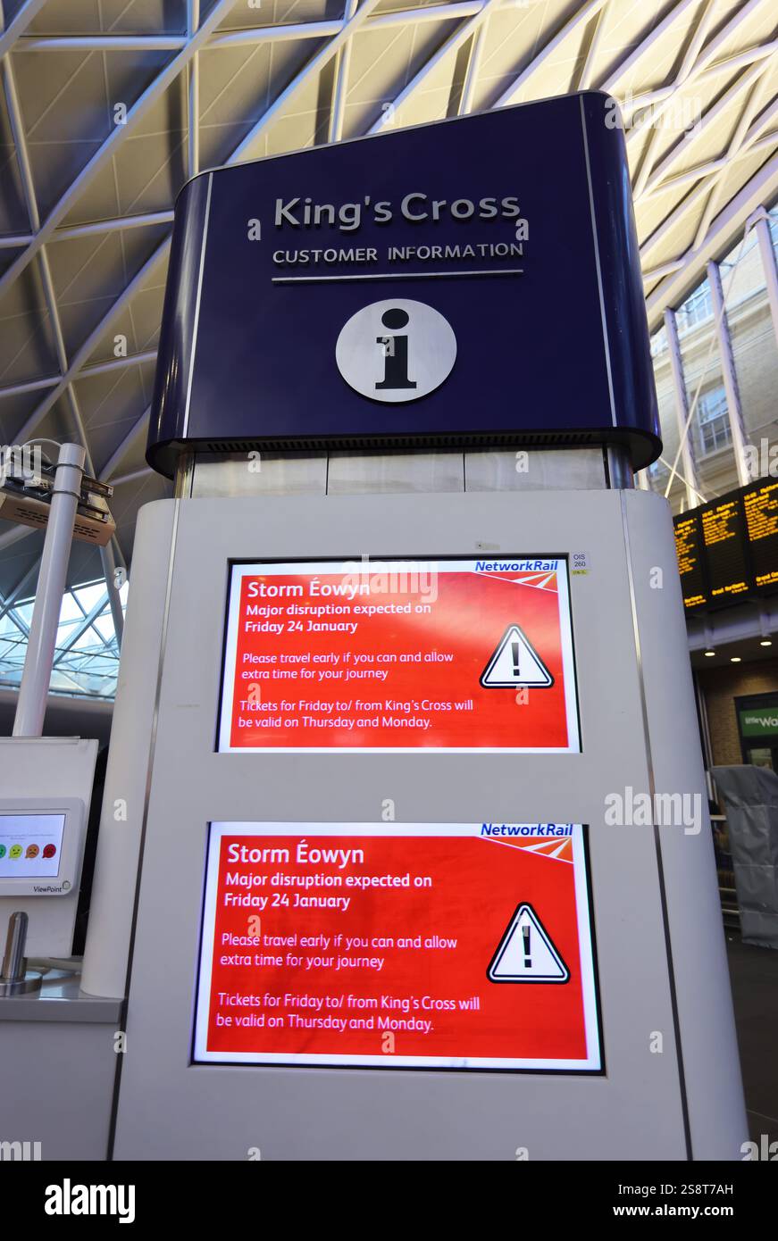Londres, Royaume-Uni, 23 janvier 2025. Londres est actuellement exposée à des vents de type tornade alors que la tempête Eowyn se dirige vers l'est. Des perturbations dans les transports sont attendues demain avec des avertissements à la gare de Kings Cross. Crédit : Monica Wells/Alamy Live News Banque D'Images