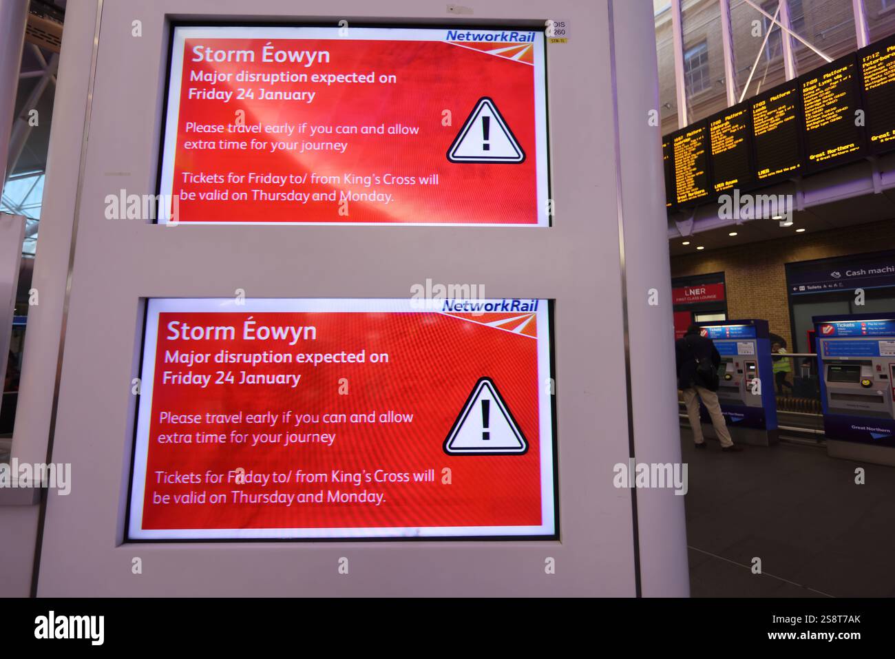 Londres, Royaume-Uni, 23 janvier 2025. Londres est actuellement exposée à des vents de type tornade alors que la tempête Eowyn se dirige vers l'est. Des perturbations dans les transports sont attendues demain avec des avertissements à la gare de Kings Cross. Crédit : Monica Wells/Alamy Live News Banque D'Images