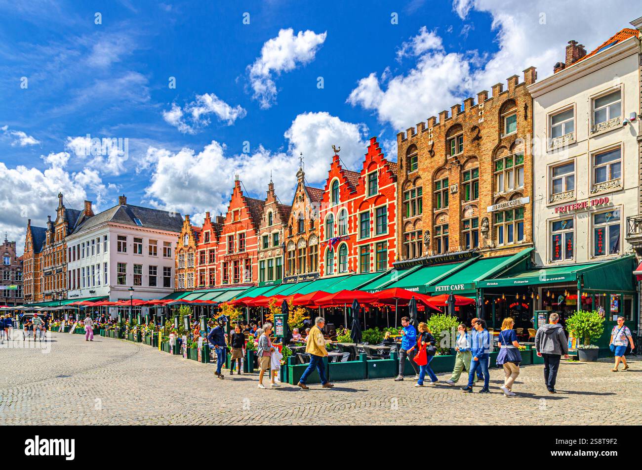 Bruges, Belgique, 5 juillet 2023 : maisons de ville traditionnelles de style baroque flamand bâtiments colorés avec façades colorées, restaurants de rue et CAF en terrasse Banque D'Images