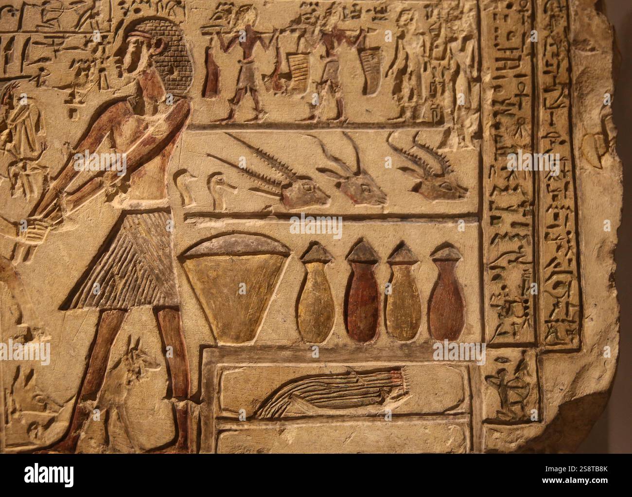 Stèle funéraire montrant Iti et Néferu, désignés par leurs noms, recevant une offre de nourriture. Détail. Calcaire. Première période intermédiaire (2118-1980 BC) Banque D'Images