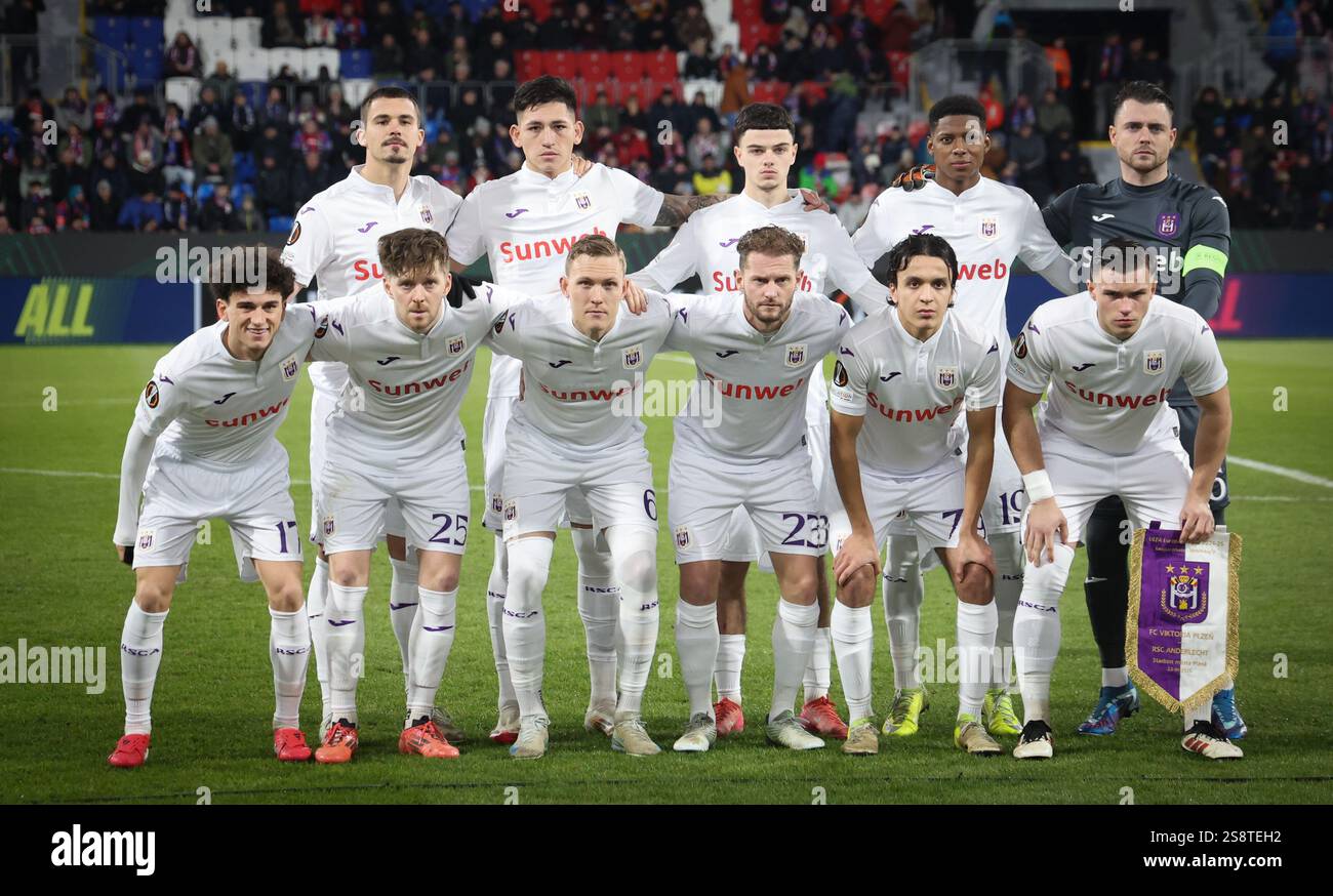 Leander Dendoncker d'Anderlecht, Luis Vazquez d'Anderlecht, Tristan Degreef d'Anderlecht, Nilson Angulo d'Anderlecht, Colin Coosemans, Theo Leoni d'Anderlecht, Thomas Foket d'Anderlecht, Ludwig Augustinsson d'Anderlecht, Mats RITS d'Anderlecht, Ali Maamar d'Anderlecht et Jan-Carlo Simic d'Anderlecht photographiés au début d'un match de football entre l'équipe tchèque Viktoria Plzen et l'équipe belge RSC Anderlecht, jeudi 23 janvier 2025 à Plzen, République tchèque, le 7/8e jour de la phase de groupes du tournoi de l'UEFA Europa League. BELGA PHOTO VIRGINIE LEFOUR Banque D'Images