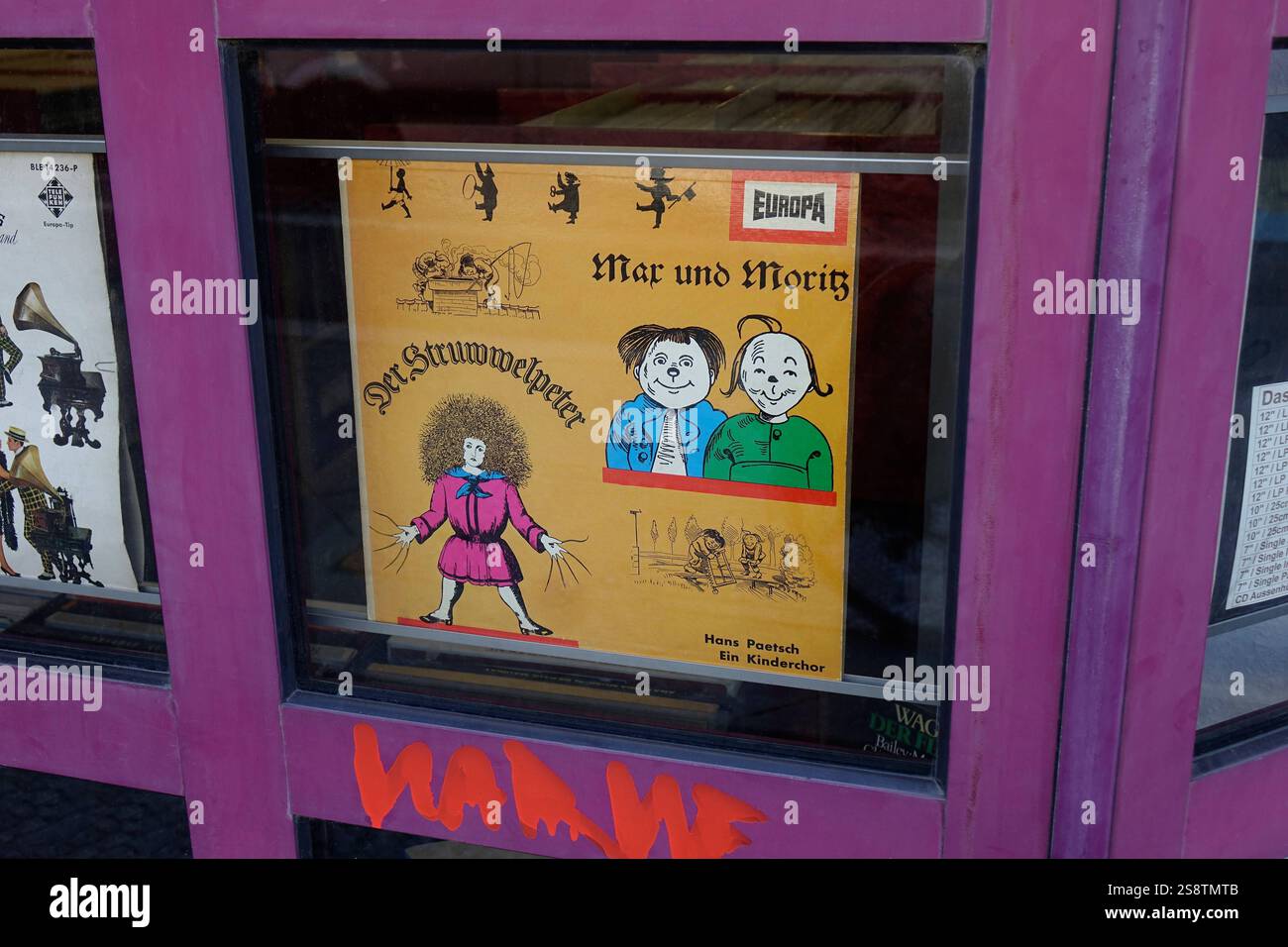 Schallplatte im Schaufenster Schallplatte im Schaufenster, 21.09.2024, Charlottenburg, Berlin, in dem Schaufenster eines Antiquitätengeschäfts befindet sich eine Schallplatte mit Max und Moritz und dem Struwwelpeter. *** Enregistrement dans la vitrine enregistrement dans la vitrine, 21 09 2024, Charlottenburg, Berlin, dans la vitrine d'un magasin d'antiquités il y a un enregistrement avec Max et Moritz et Struwwelpeter Banque D'Images