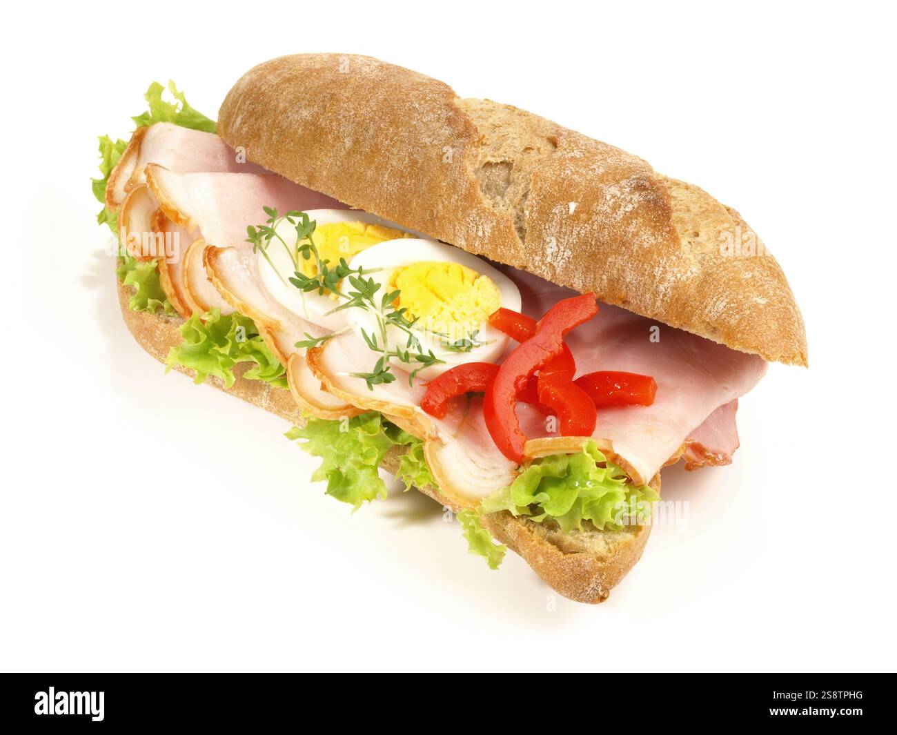 Baguette de seigle avec jambon et oeufs sur fond blanc Banque D'Images