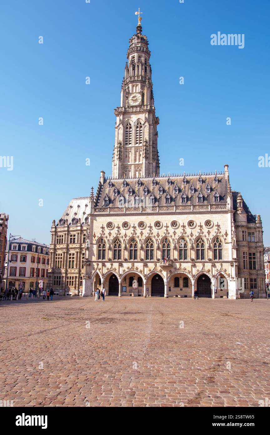 Une journée ensoleillée dans le centre-ville d'Arras. Les piétons se promènent sur la place pavée en face de l'hôtel de ville historique. L'architecture du bui Banque D'Images
