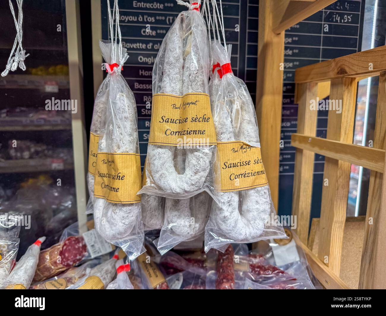 Saucisses séchées salées exposées dans un marché rustique par un après-midi ensoleillé Banque D'Images