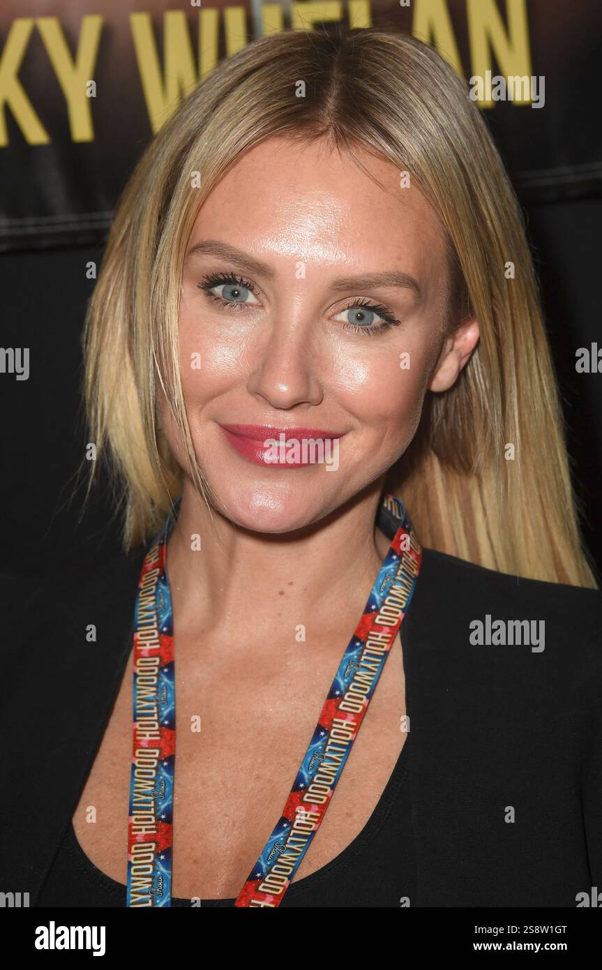 L'actrice Erika Eleniak assiste au Hollywood Show au Burbank Marriott Convention Center à Burbank. Banque D'Images