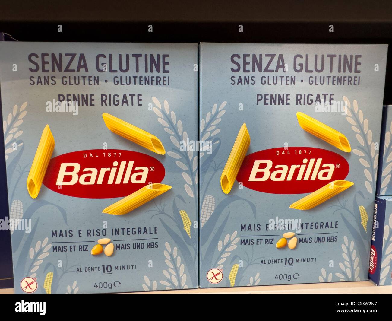 Pâtes penne rigate sans gluten sur l'étagère du supermarché Banque D'Images Pâtes penne rigate sans gluten sur l'étagère du supermarché Banque D'Images